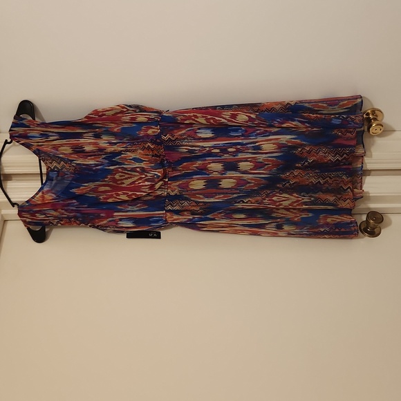 Colorful dress! It has belt loops to show your curves by adding a belt💃🏽 - Picture 2 of 7